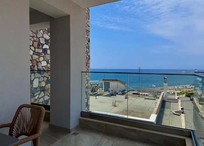 Petra Mare - Sea View Escape In Nea Moudania